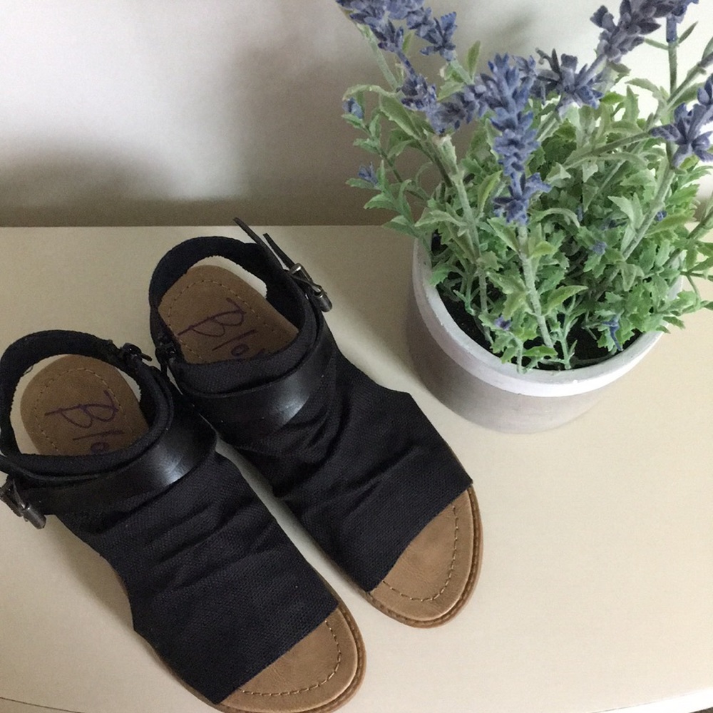 NWOT Blowfish Balla Sandals